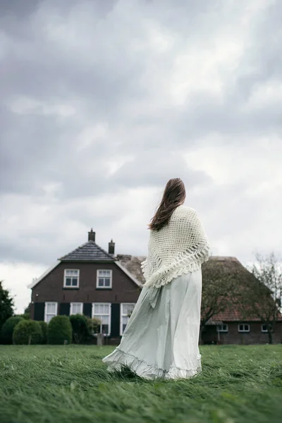 Mladá žena v bílých šatech — Stock fotografie