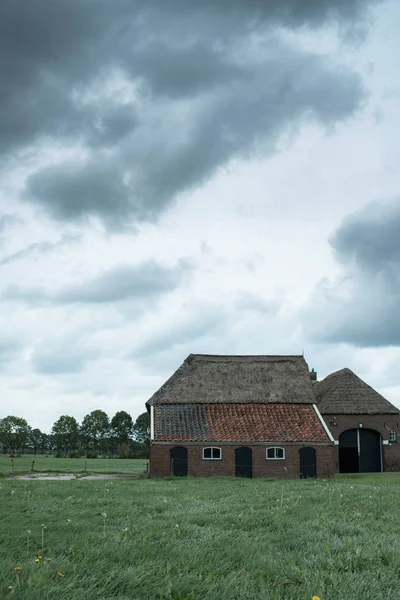 Старая ферма в деревне — стоковое фото