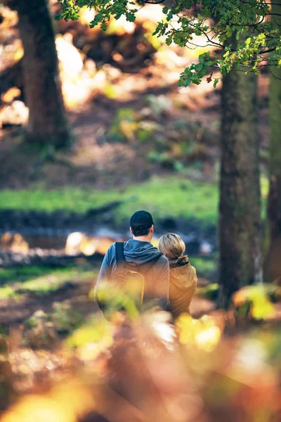 Casal romântico na floresta de outono — Fotografia de Stock