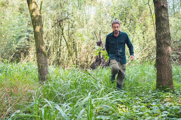 Mann läuft im Wald — Stockfoto