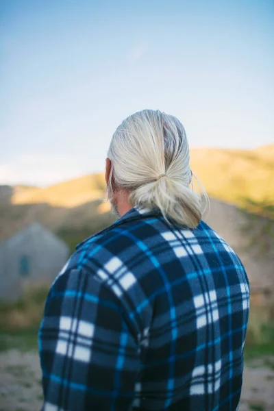 Uomo con capelli grigi — Foto Stock