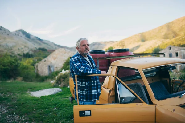 Man in de buurt van oude pickup-truck — Stockfoto