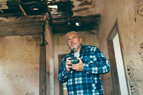 Photographer inside old building — Stock Photo, Image