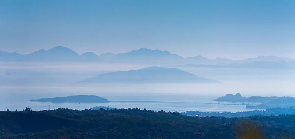 Sea and mountains in mist — Stock Photo, Image