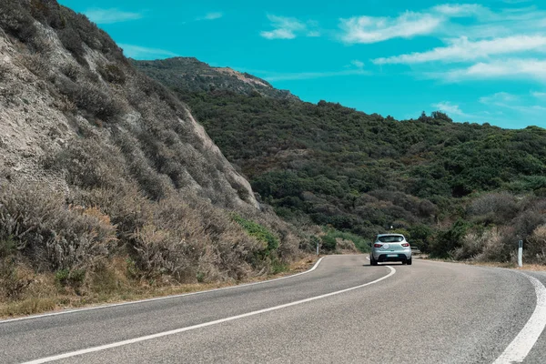 Coche de conducción en carretera de montaña —  Fotos de Stock