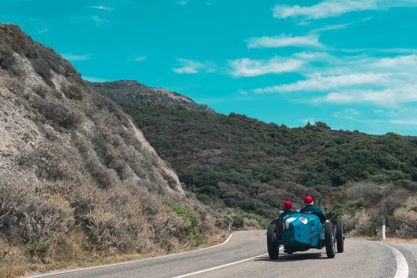 Coche de conducción en carretera de montaña —  Fotos de Stock