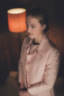 Odada duran genç kadın