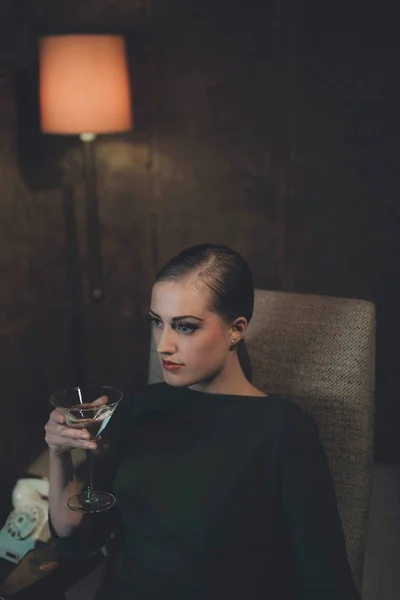 Жінка сидить з коктейльним склом — стокове фото