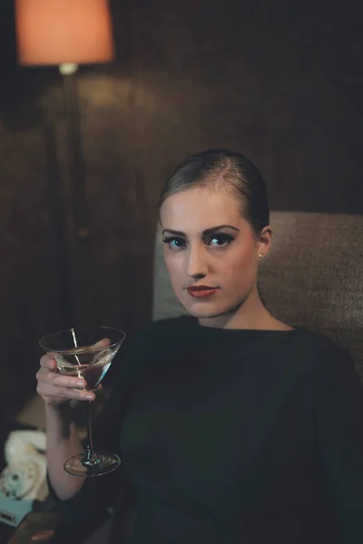 Vrouw zitten met cocktailglas — Stockfoto