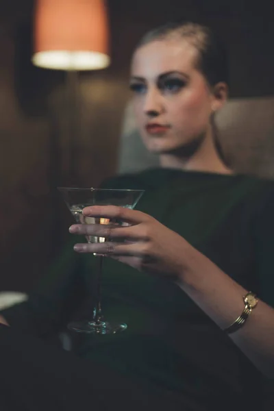 Vrouw zitten met cocktailglas — Stockfoto