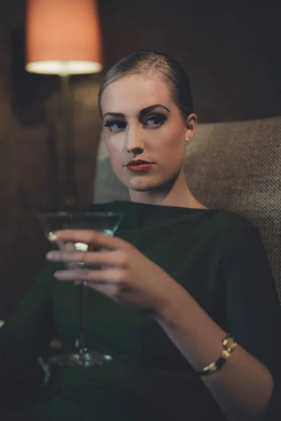 Vrouw zitten met cocktailglas — Stockfoto