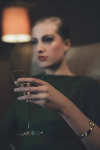 Vrouw zitten met cocktailglas — Stockfoto