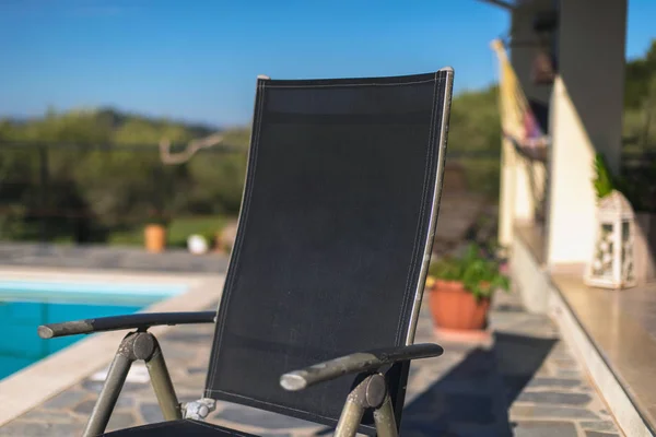 Empty dark chair — Stock Photo, Image