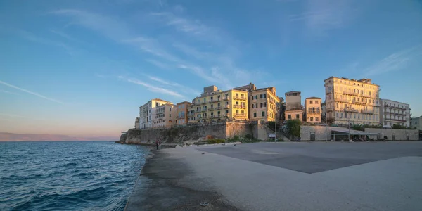 Architecture at shore under blue sky — Stock Photo, Image