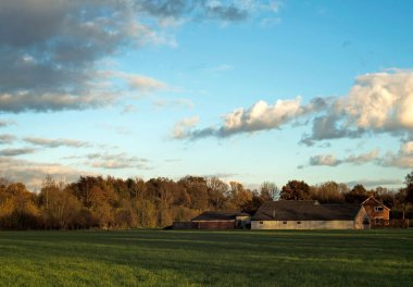 ev ve kırsal sonbahar yatay, bulutlu gökyüzü günbatımı, ahırda