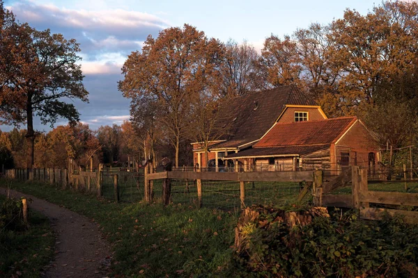 Altes Landhaus Und Malerische Herbstlandschaft — Stockfoto
