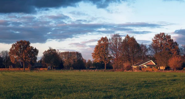 夕暮れ時の曇り空と農村の秋景色の人里離れた家 — ストック写真