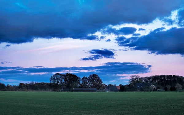 Hösten Landsbygdens Landskap Med Träd Och Hus Sunset Molnig Himmel — Stockfoto