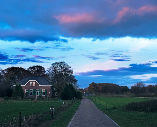 Casa Solitária Paisagem Outono Rural Com Céu Nublado Pôr Sol — Fotografia de Stock