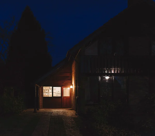 Soukromý dům v noci — Stock fotografie