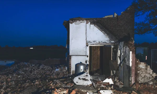 黄昏拆毁的房子 — 图库照片