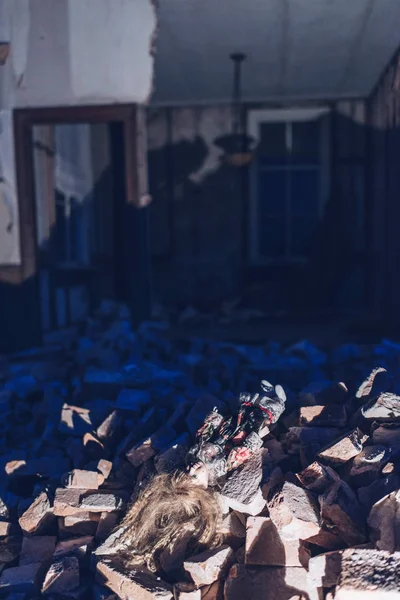 被拆毁的房子的复古玩偶 — 图库照片