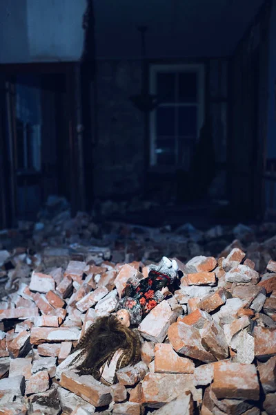 Poupée vintage dans maison démolie — Photo