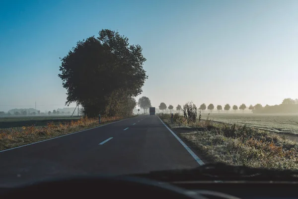 Snelweg in mistige landschap — Stockfoto