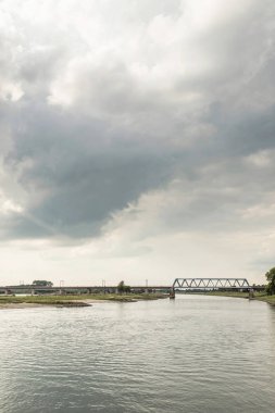 Nehir Ijssel bridge ile  