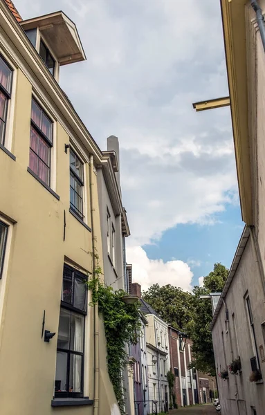 Rua com casas antigas — Fotografia de Stock