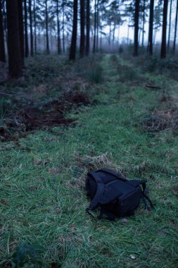 Zeminde siyah sırt çantası kayıp