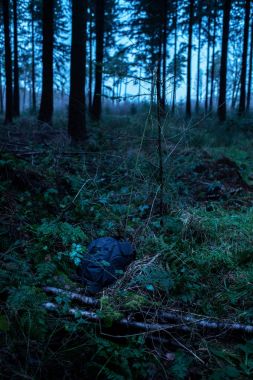 Çukurun içinde kayıp sırt çantası 