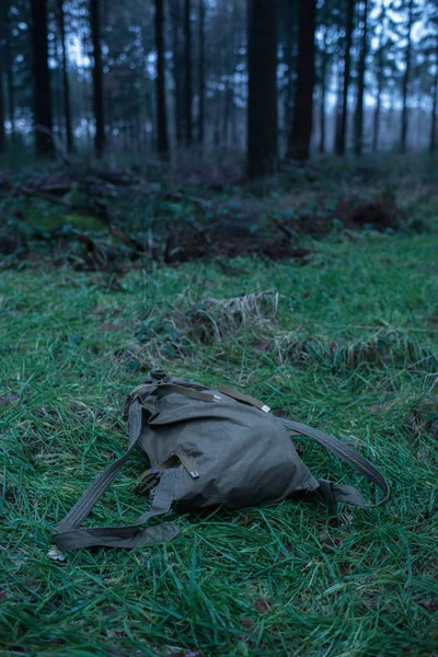 Sac à dos perdu sur l'herbe — Photo