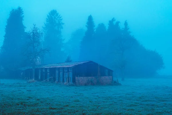 Oude schuur in mistige rurale landschap — Stockfoto
