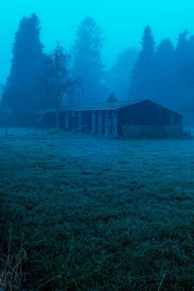 Vecchio fienile nel paesaggio nebbioso — Foto Stock