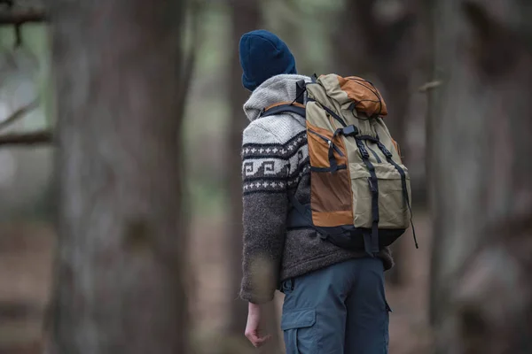 Backpacker with woolen cap — Stock Photo, Image