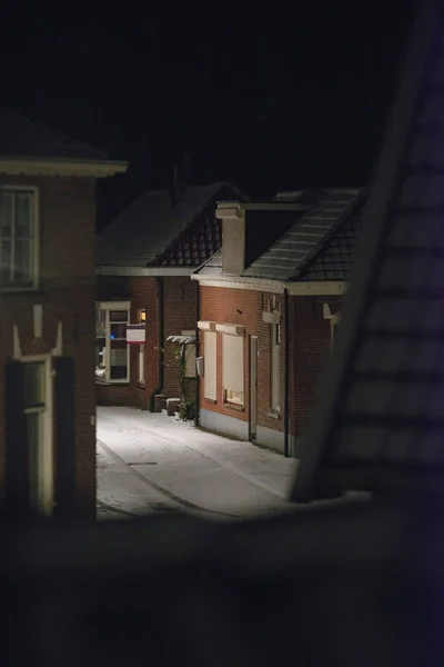 Calle y casas en la nieve por la noche — Foto de Stock