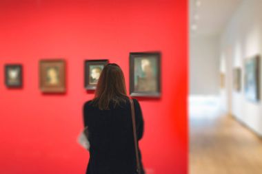 Sanat Müzesi'nde bakarak kadın