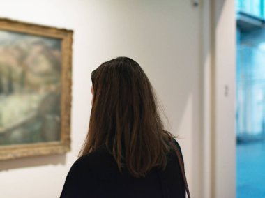 Sanat arayan kadın