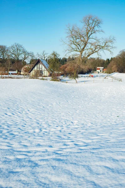 Construction dans un paysage rural enneigé — Photo