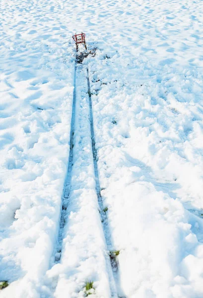 Vörös szánkó a hóban — Stock Fotó