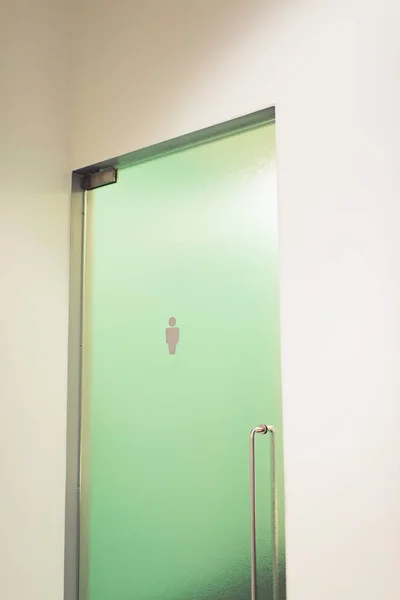 Drzwi szklane z męskiej toalety — Zdjęcie stockowe