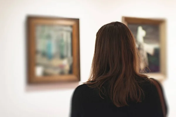 Mulher olhando para obras de arte — Fotografia de Stock