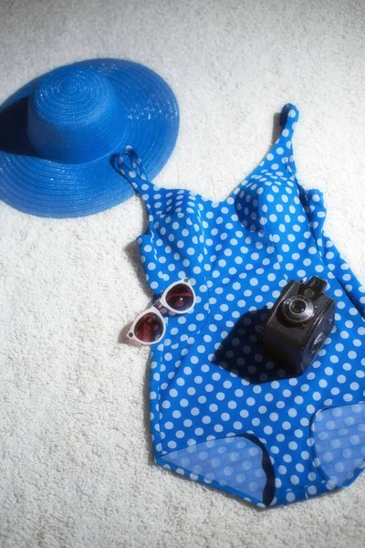 Chapeau vintage bleu avec maillot de bain — Photo