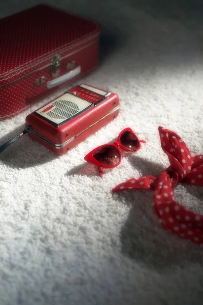 Červené letní dovolená zavazadla — Stock fotografie