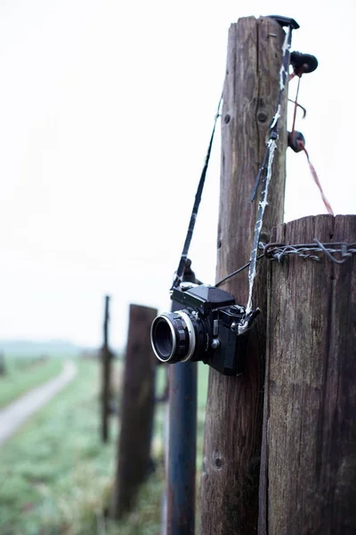 Caméra perdue accrochée au poteau de clôture — Photo