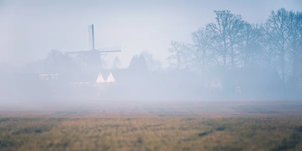 Vecchio mulino a vento olandese e case — Foto Stock