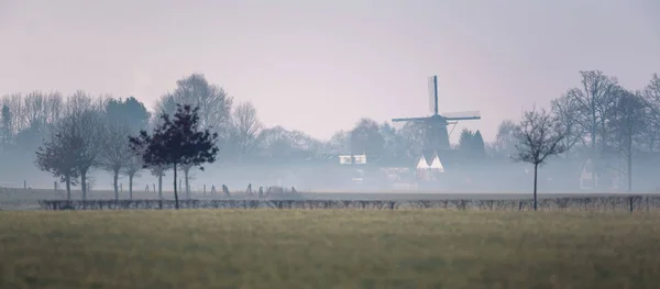 Domy a historické holandský větrný mlýn — Stock fotografie