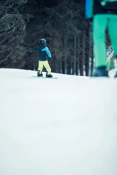 Criança com capacete em snowboard — Fotografia de Stock