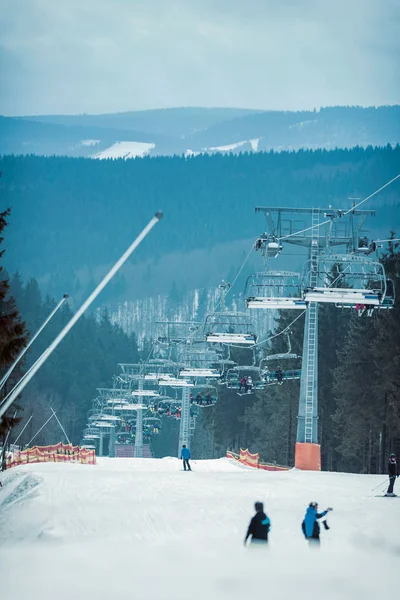 Skiheis i skihelling – stockfoto